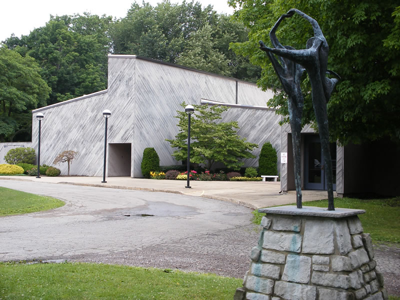 Building-with-sculpture